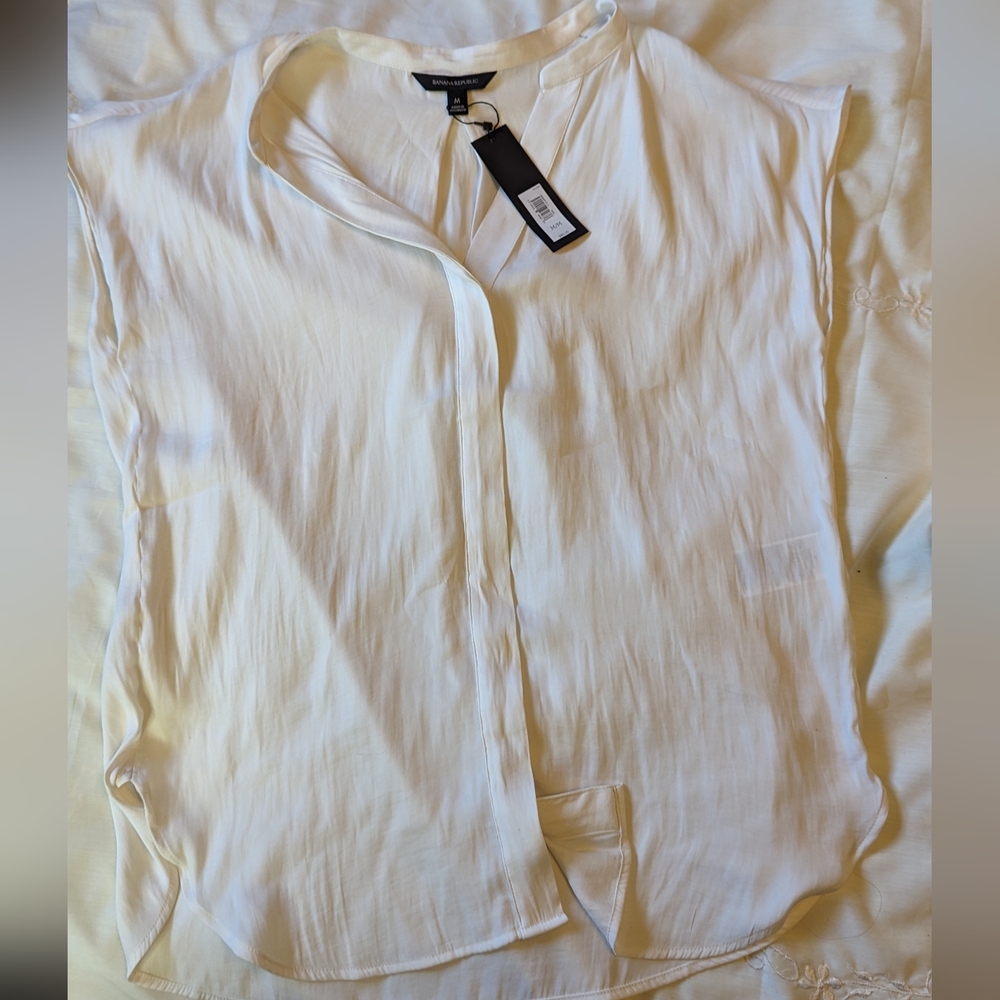 Banana Republic szM cream semi sheer cap sleeve silky button blouse NWT - Picture 5 of 9